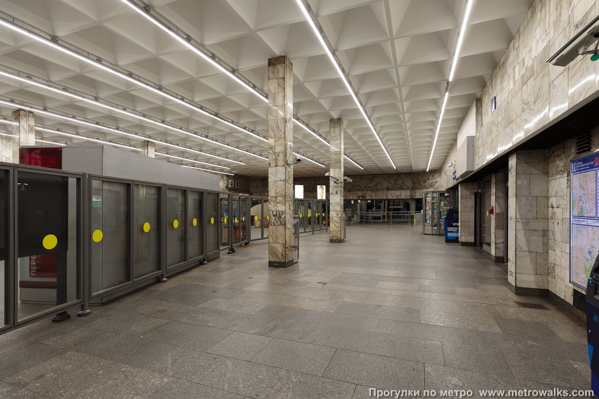 Фотография станции Удельная (Московско-Петроградская линия, Санкт-Петербург). Внутри вестибюля станции, общий вид.