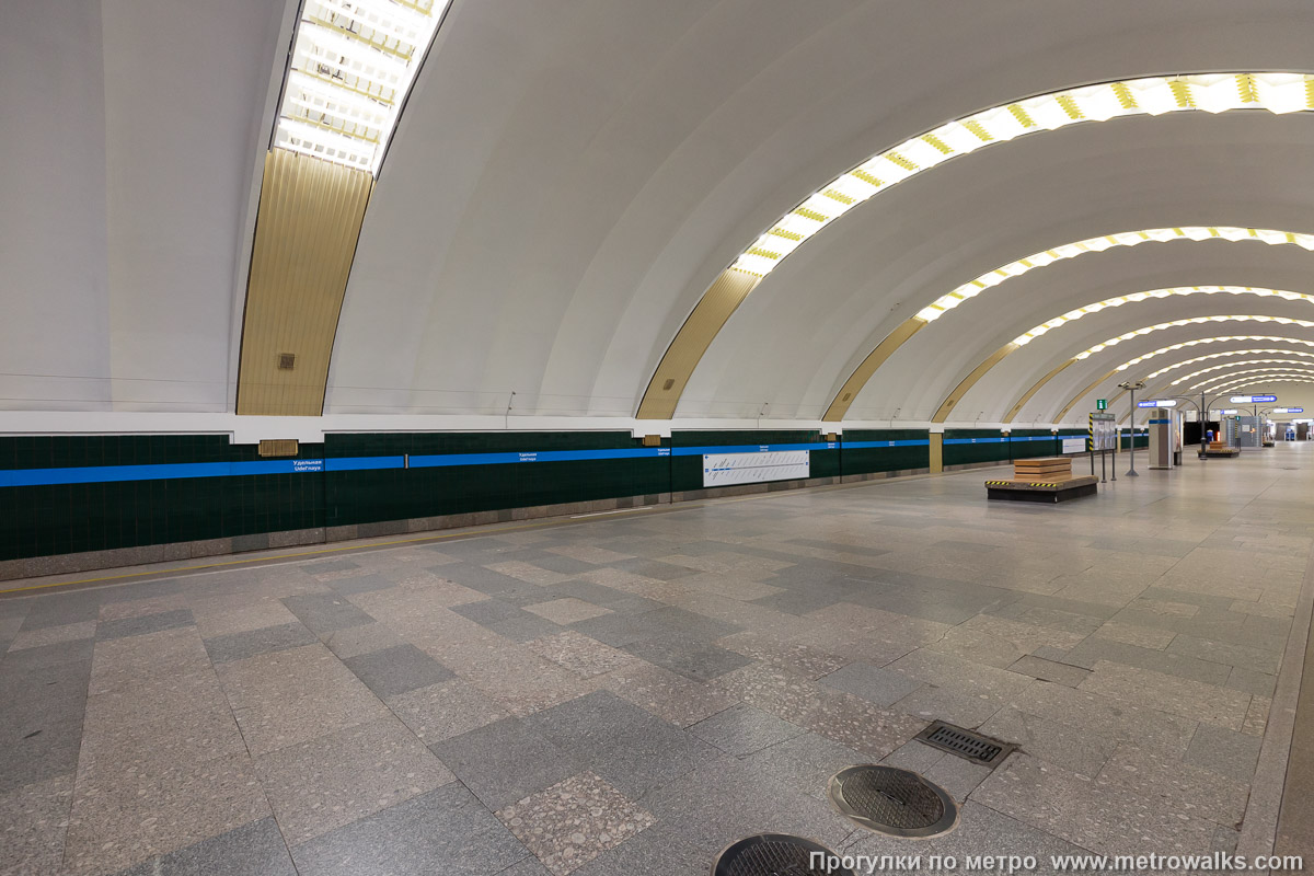 Фотография станции Удельная (Московско-Петроградская линия, Санкт-Петербург). Вид по диагонали.