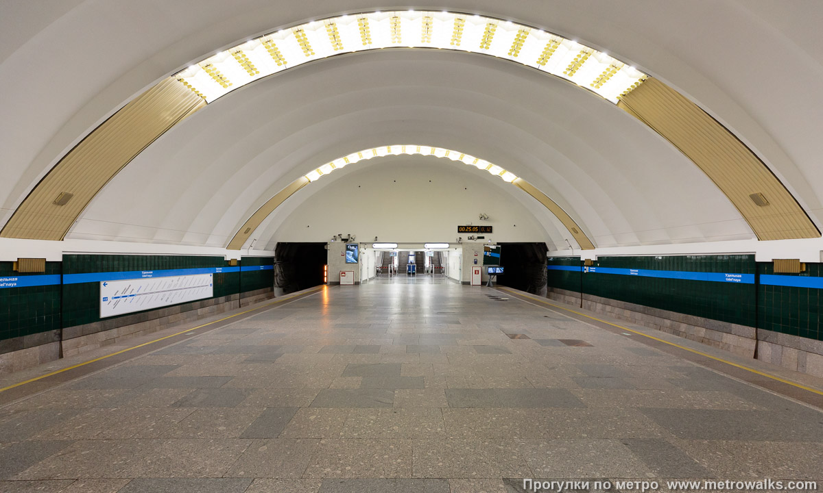 Фотография станции Удельная (Московско-Петроградская линия, Санкт-Петербург). Часть станции около выхода в город. До 2024 года торцевая стена была облицована мрамором, в 2025 её просто покрасили.