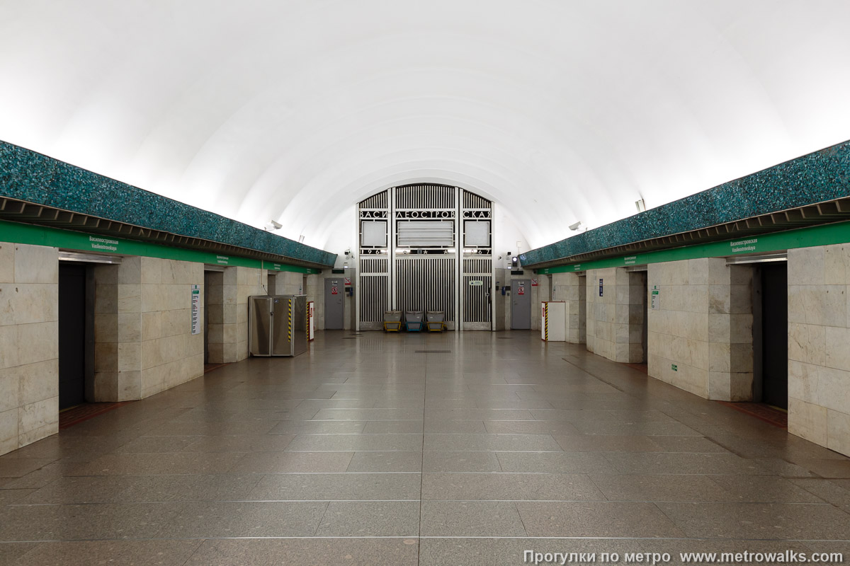 Фотография станции Василеостровская (Невско-Василеостровская линия, Санкт-Петербург). Противоположная от входа часть станции. В 2018 году торцевая стенка, отгораживающая служебные помещения, была отодвинута на два проёма дальше.