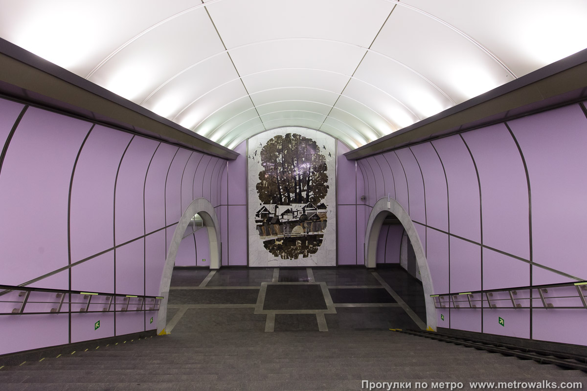 Фотография станции Волковская (Фрунзенско-Приморская линия, Санкт-Петербург). Спуск по лестнице от эскалаторов в центральный зал станции.