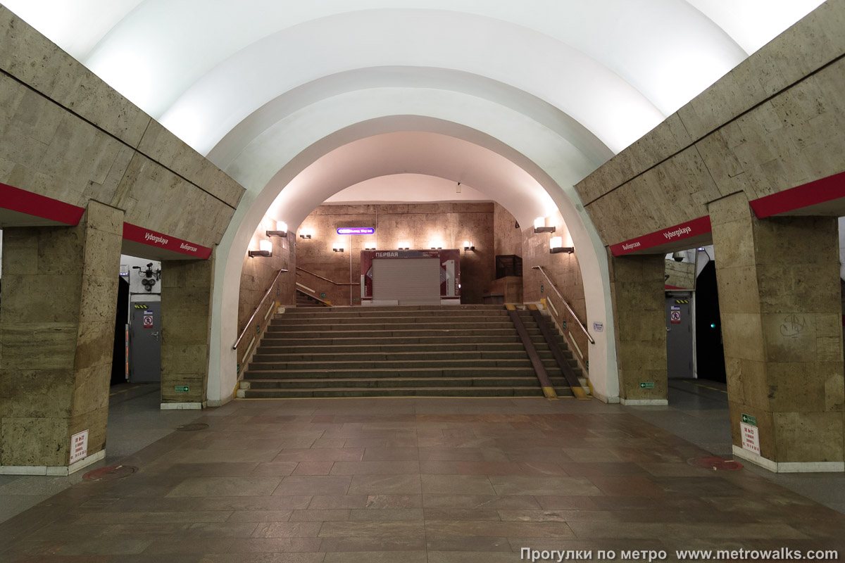 Фотография станции Выборгская (Кировско-Выборгская линия, Санкт-Петербург). Часть станции около выхода в город.