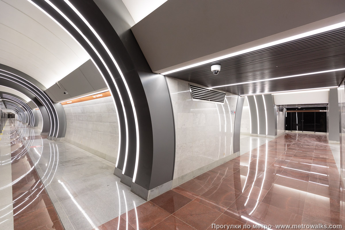 Фотография станции Юго-Западная (Красносельско-Калининская линия, Санкт-Петербург). Вид на пилоны со стороны края платформы.