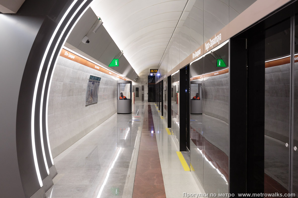 Фотография станции Юго-Западная (Красносельско-Калининская линия, Санкт-Петербург). Дальняя часть бокового зала станции. Путь на юго-запад, в сторону дальних окраин. Пока станция временно конечная, здесь расположилась будка дежурного.