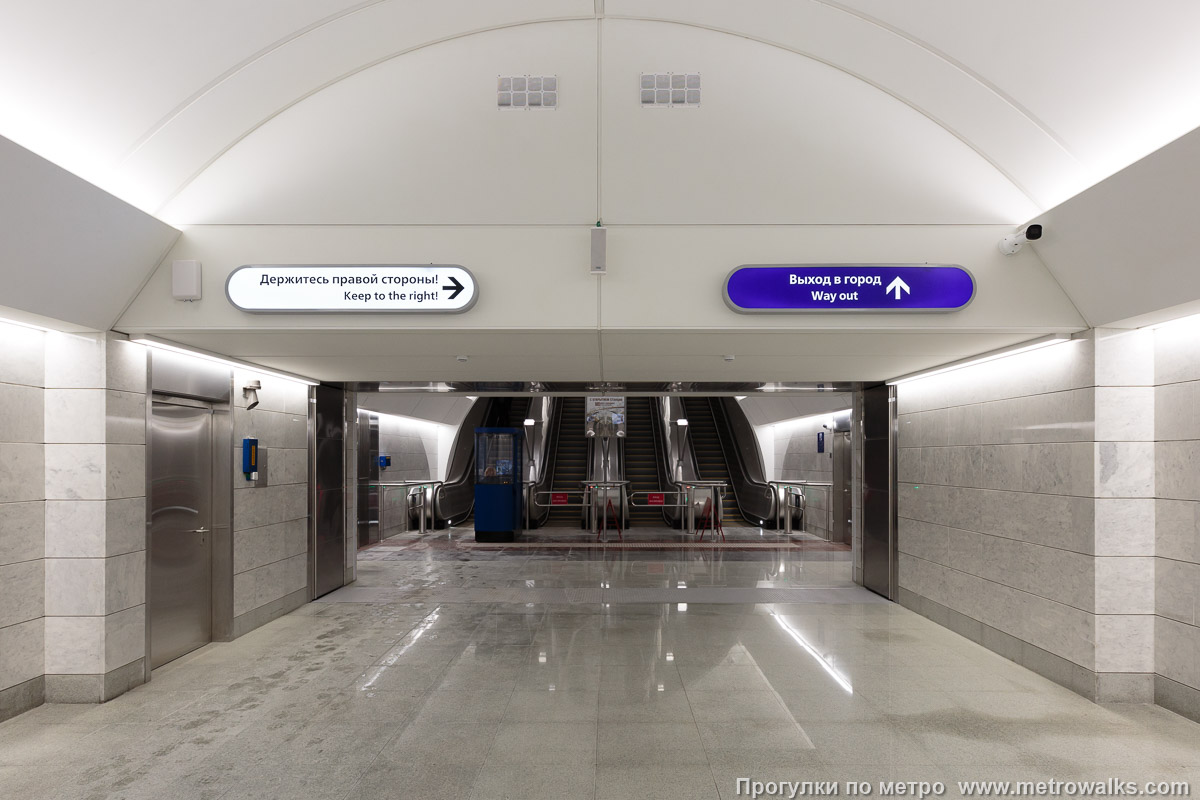 Фотография станции Юго-Западная (Красносельско-Калининская линия, Санкт-Петербург). Выход в город, эскалаторы начинаются прямо с уровня платформы.