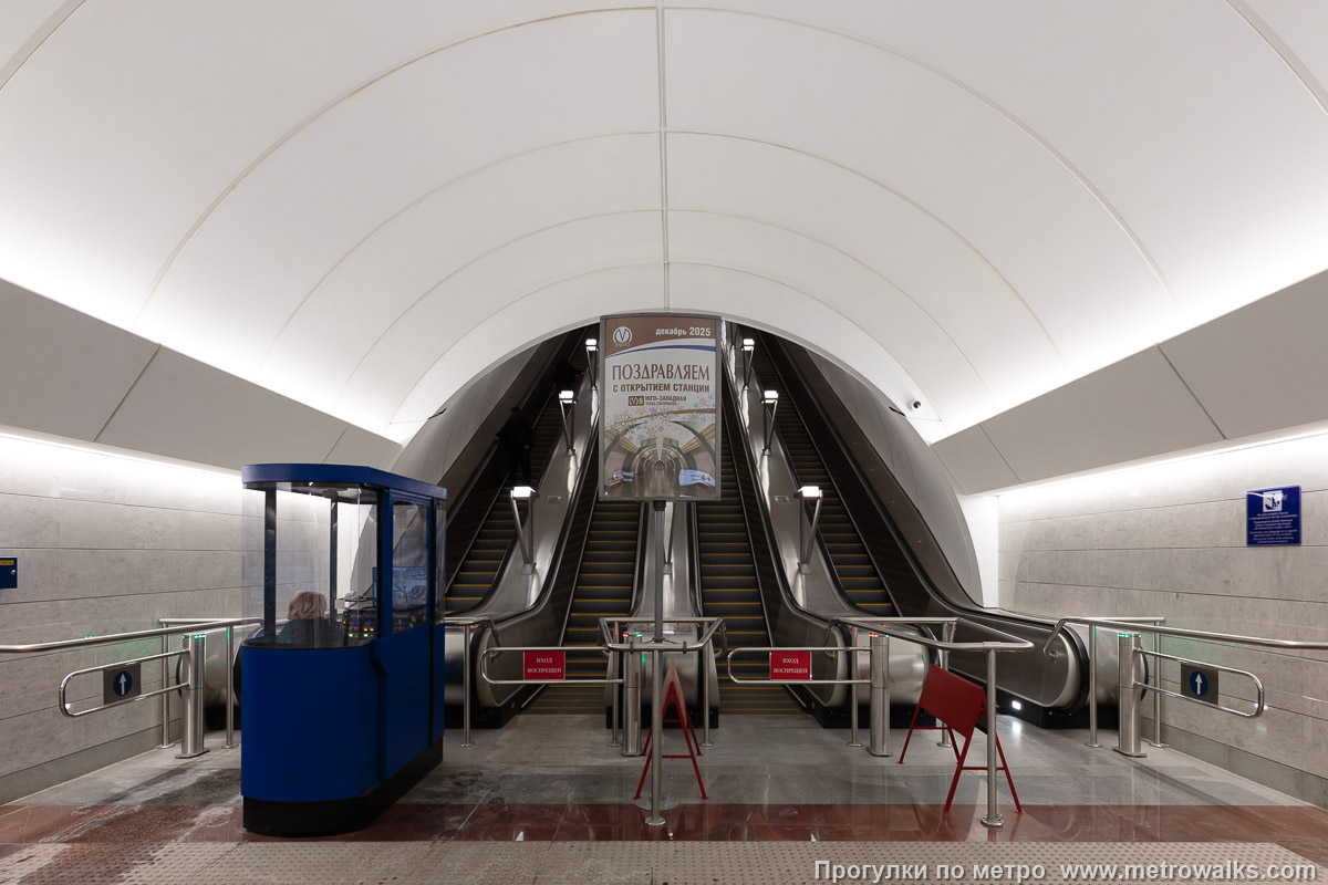 Фотография станции Юго-Западная (Красносельско-Калининская линия, Санкт-Петербург). У эскалаторов.