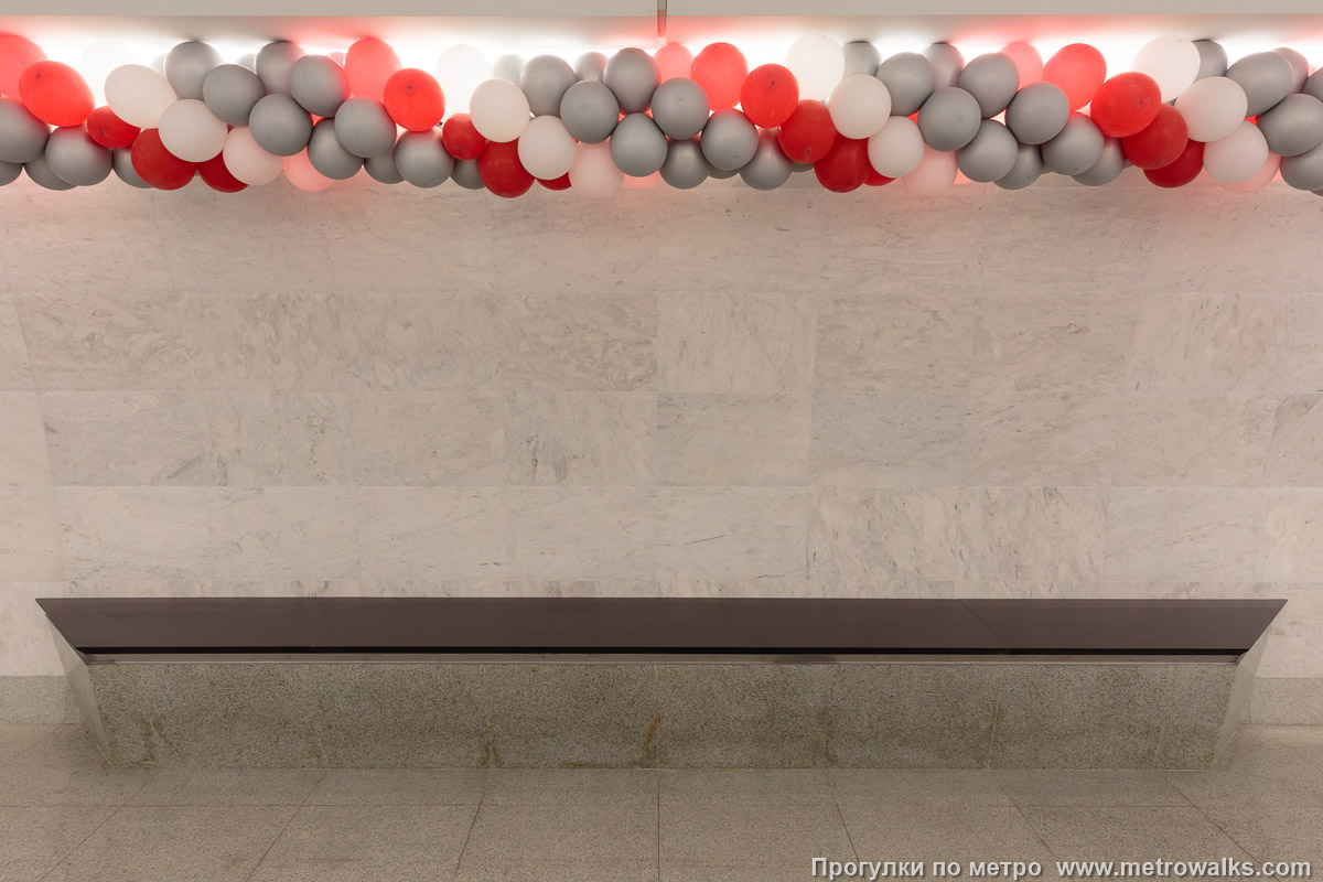 Фотография станции Юго-Западная (Красносельско-Калининская линия, Санкт-Петербург). Скамейка. Шарики — не постоянная часть оформления станции, а временное украшение в день открытия.