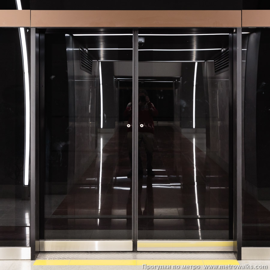 Фотография станции Юго-Западная (Красносельско-Калининская линия, Санкт-Петербург). Двери к поездам крупным планом.