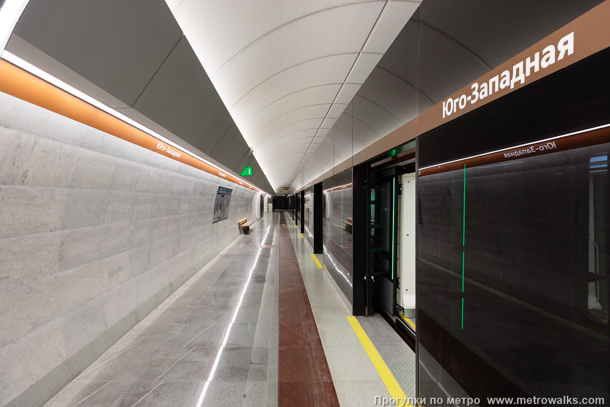 Фотография станции Юго-Западная (Красносельско-Калининская линия, Санкт-Петербург). Дальняя часть бокового зала станции. Путь на северо-восток, к станции Путиловской.