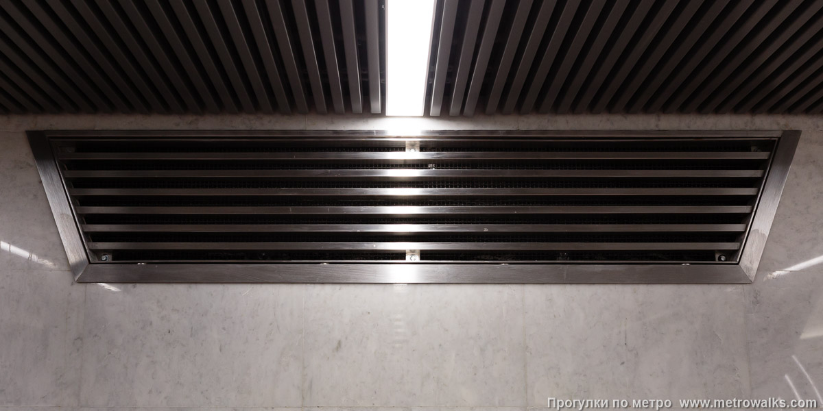 Фотография станции Юго-Западная (Красносельско-Калининская линия, Санкт-Петербург). Декоративная вентиляционная решётка в пилоне.