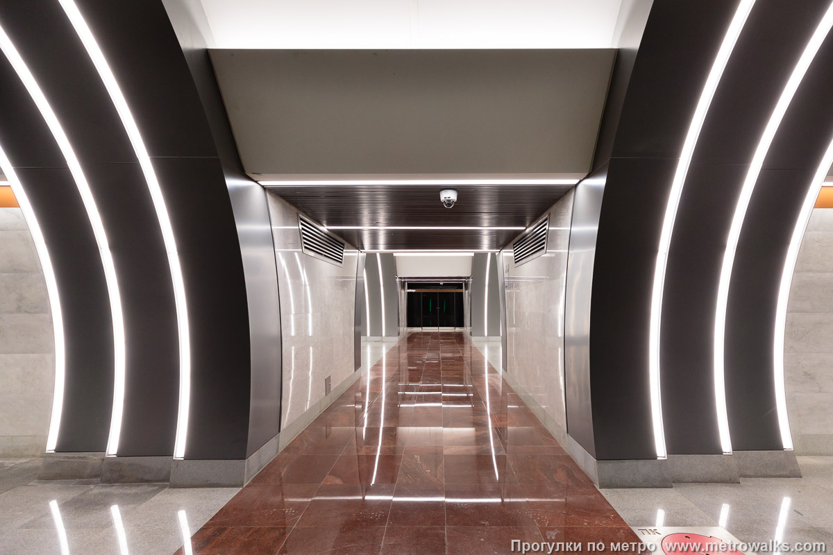 Фотография станции Юго-Западная (Красносельско-Калининская линия, Санкт-Петербург). Сквозной вид с края платформы через два прохода между пилонами.