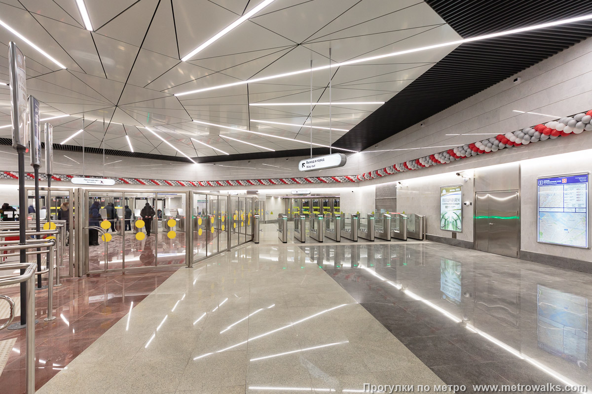 Фотография станции Юго-Западная (Красносельско-Калининская линия, Санкт-Петербург). Внутри вестибюля станции, общий вид. Со стороны эскалаторов.