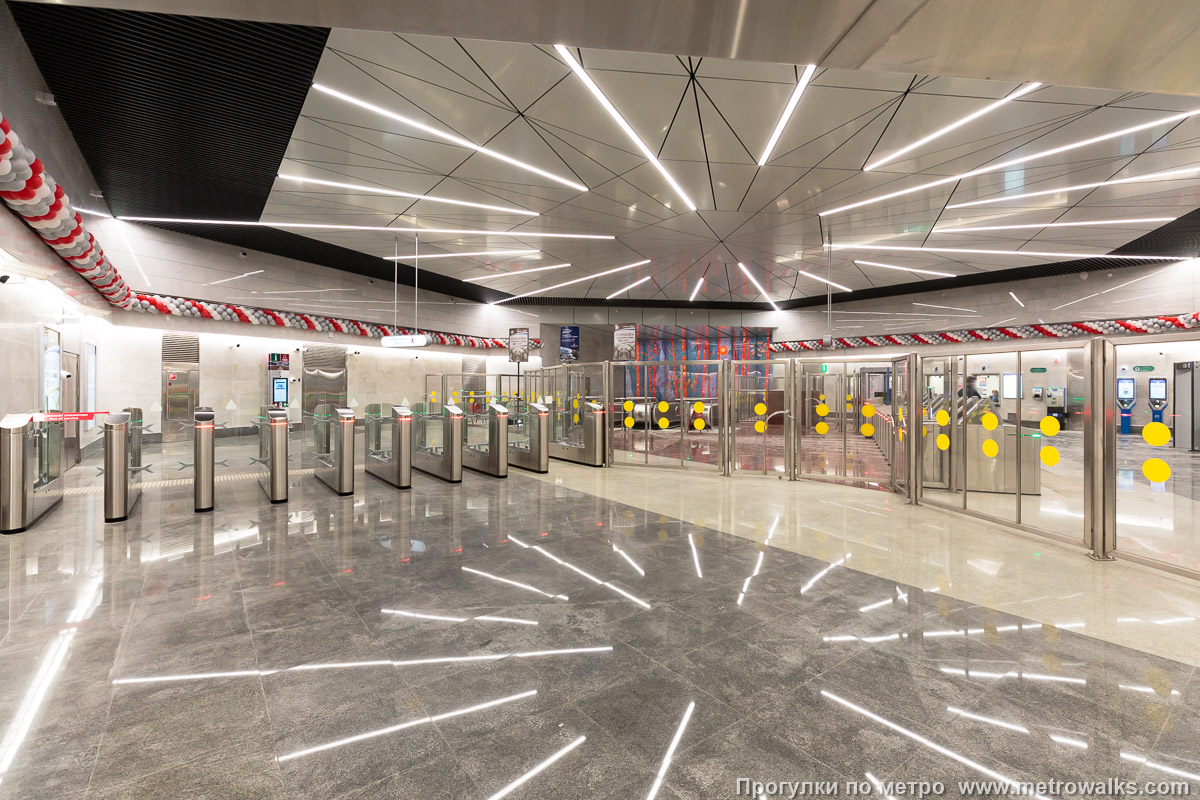 Фотография станции Юго-Западная (Красносельско-Калининская линия, Санкт-Петербург). Внутри вестибюля станции, общий вид. От выходных дверей.