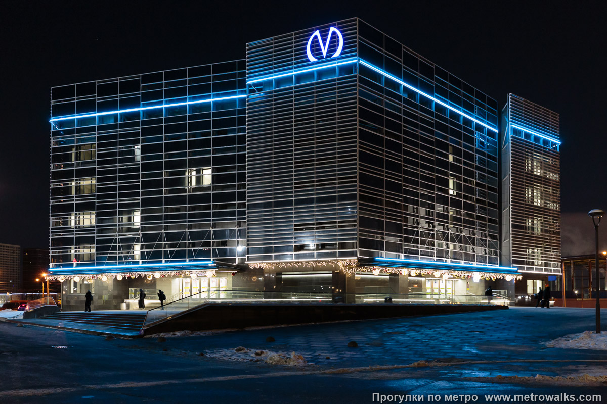 Фотография станции Юго-Западная (Красносельско-Калининская линия, Санкт-Петербург). Ночной вид здания вестибюля в дни открытия.