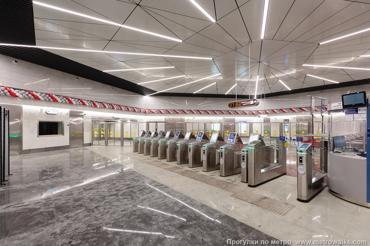 Фотография станции Юго-Западная (Красносельско-Калининская линия, Санкт-Петербург). Внутри вестибюля станции, общий вид. Со стороны входа. Это получился один из редких вестибюлей, где зона досмотра на входе не создаёт ужасной тесноты.