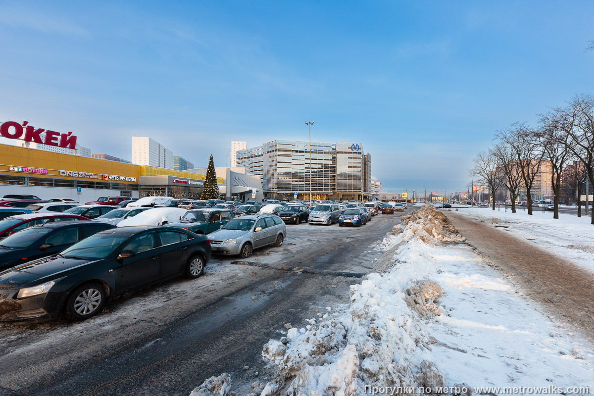 Фотография станции Юго-Западная (Красносельско-Калининская линия, Санкт-Петербург). Общий вид окрестностей станции. Со стороны проспекта Маршала Жукова и прилегающей территории гипермаркета.