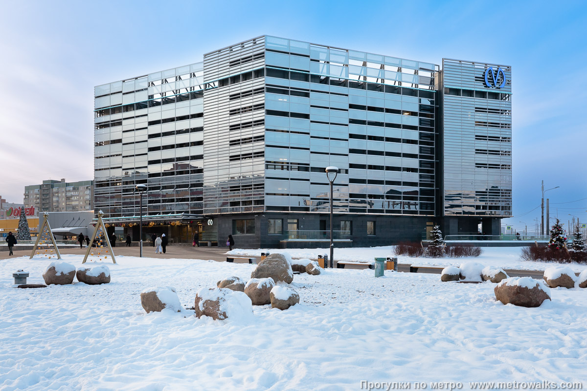 Фотография станции Юго-Западная (Красносельско-Калининская линия, Санкт-Петербург). Вестибюль станции встроен в шестиэтажный Инженерный корпус метрополитена гексагональной формы в виде кристалла.