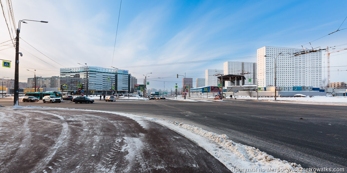 Фотография станции Юго-Западная (Красносельско-Калининская линия, Санкт-Петербург). Общий вид окрестностей станции. Перекрёсток проспекта Маршала Жукова (налево и направо) и улицы Маршала Казакова (вперёд и назад). Справа — стройплощадка Метростроя.