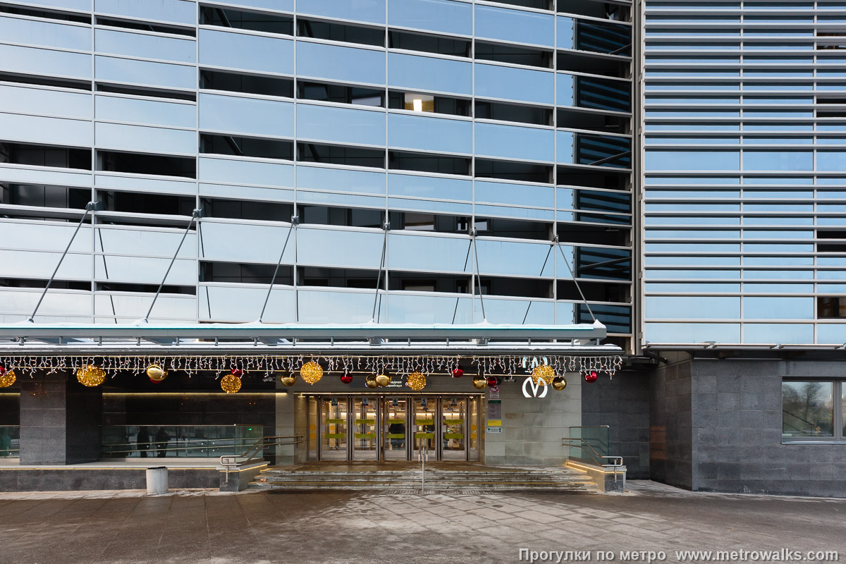 Фотография станции Юго-Западная (Красносельско-Калининская линия, Санкт-Петербург). Вход в наземный вестибюль крупным планом.