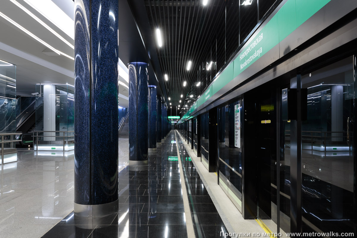 Фотография станции Зенит (Невско-Василеостровская линия, Санкт-Петербург). Продольный вид вдоль края платформы.