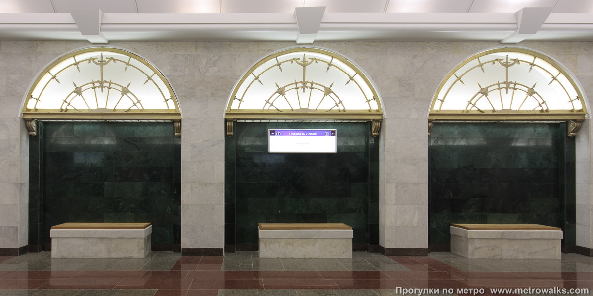 Фотография станции Звенигородская (Фрунзенско-Приморская линия, Санкт-Петербург). Центральный зал, вид поперёк — стеновые вставки между колоннами.