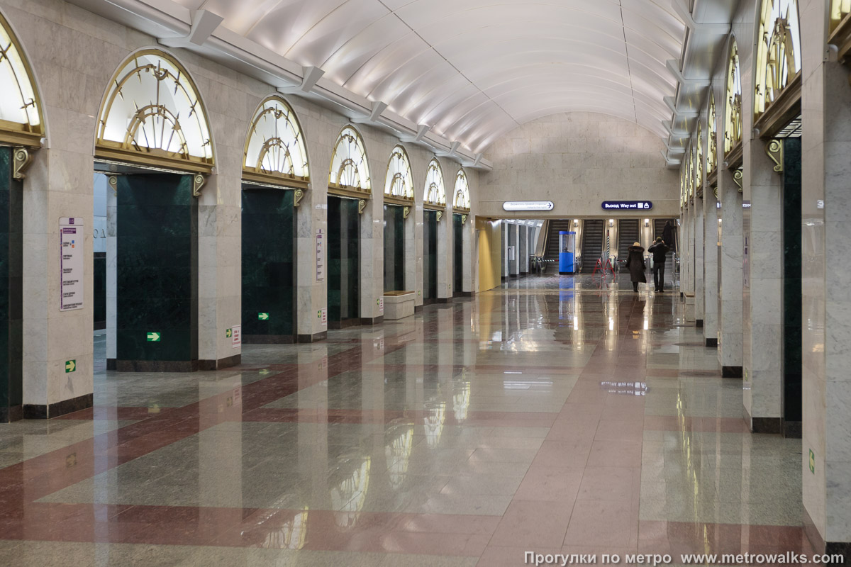 Фотография станции Звенигородская (Фрунзенско-Приморская линия, Санкт-Петербург). Часть станции около выхода в город.