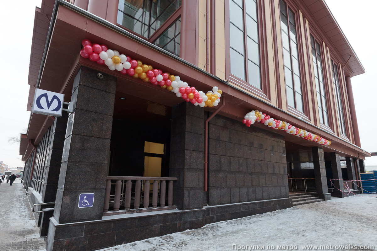 Фотография станции Звенигородская (Фрунзенско-Приморская линия, Санкт-Петербург). Вход в наземный вестибюль крупным планом. Вход неудобно расположен в дальней части боковой стороны здания.