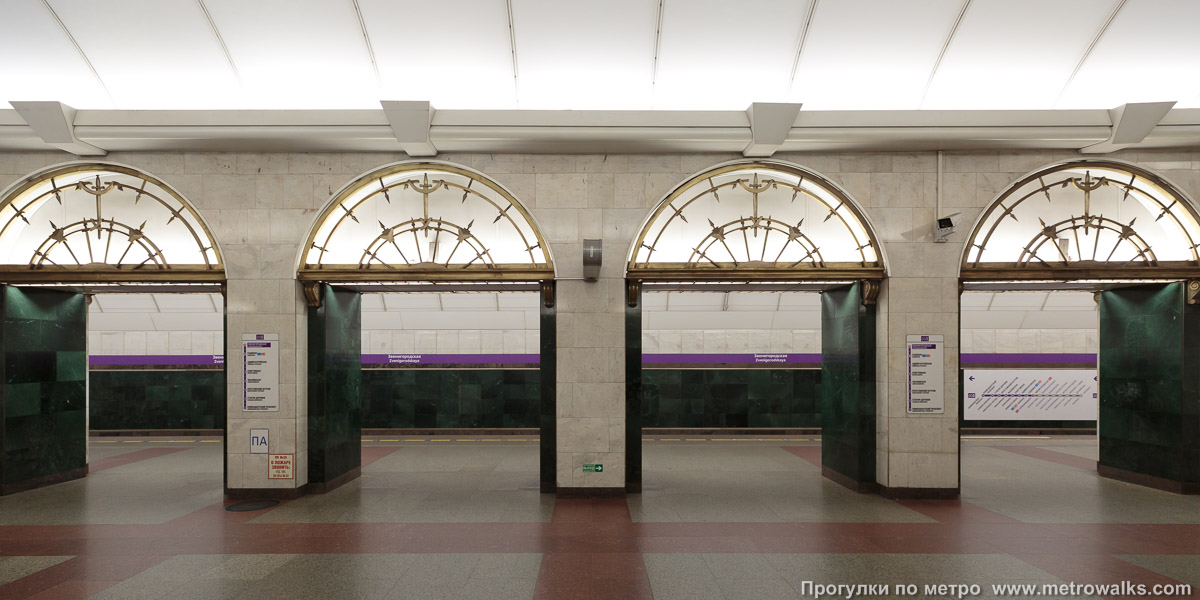 Фотография станции Звенигородская (Фрунзенско-Приморская линия, Санкт-Петербург). Поперечный вид, проходы между колоннами из центрального зала на платформу.