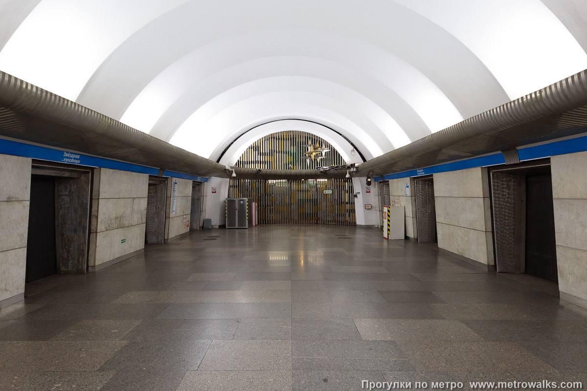 Фотография станции Звёздная (Московско-Петроградская линия, Санкт-Петербург). Противоположная от входа часть станции.