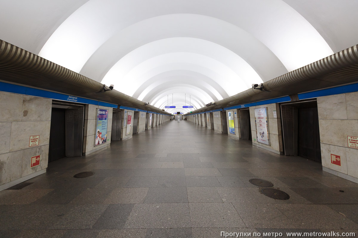 Фотография станции Звёздная (Московско-Петроградская линия, Санкт-Петербург). Общий вид по оси станции от входа в сторону глухого торца.