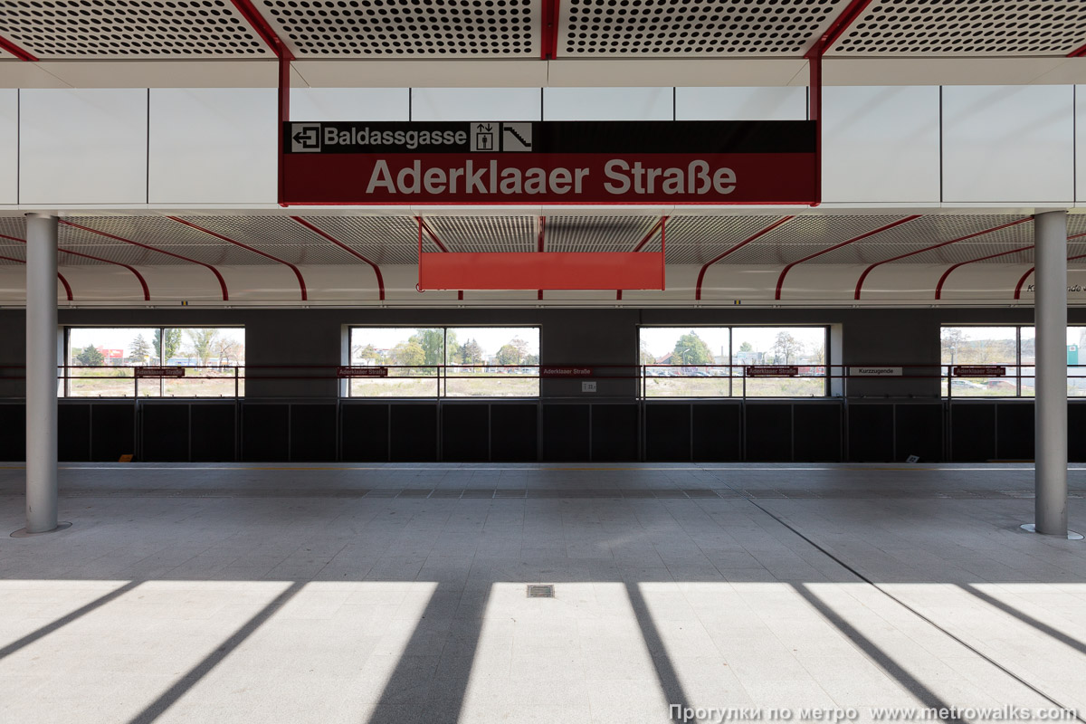 Фотография станции Aderklaaer Straße [Адерклаер Штрассе] (U1, Вена). Поперечный вид.