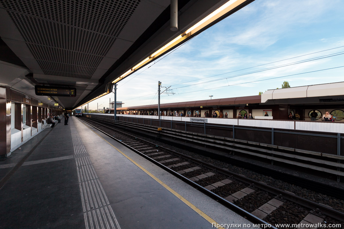 Фотография станции Alterlaa [Альтерлаа] (U6, Вена). Вид по диагонали. Центральная, крытая часть станции.