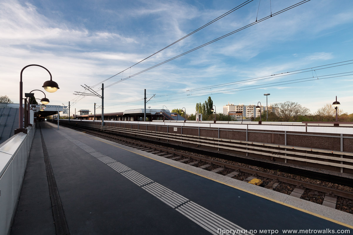 Фотография станции Alterlaa [Альтерлаа] (U6, Вена). Вид по диагонали. Дальняя, открытая часть станции.