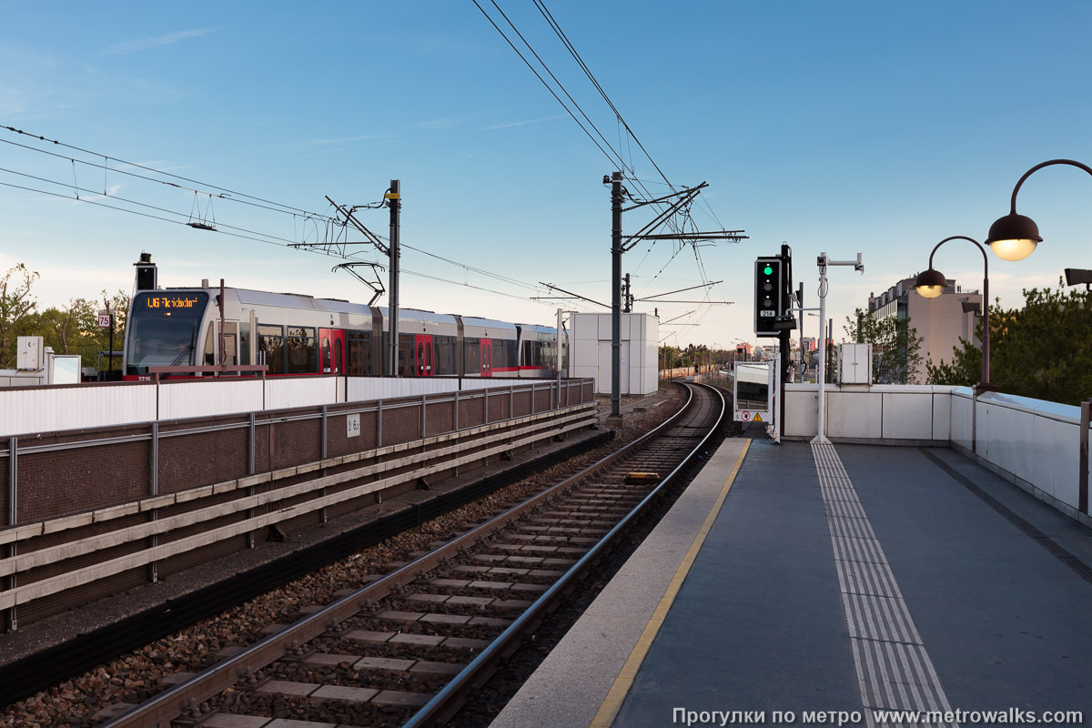 Фотография станции Alterlaa [Альтерлаа] (U6, Вена). Пути рядом со станцией.