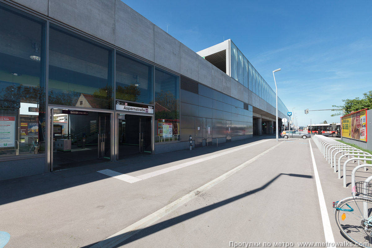 Фотография станции Aspernstraße [Аспернштрассе] (U2, Вена). Наземный вестибюль станции.