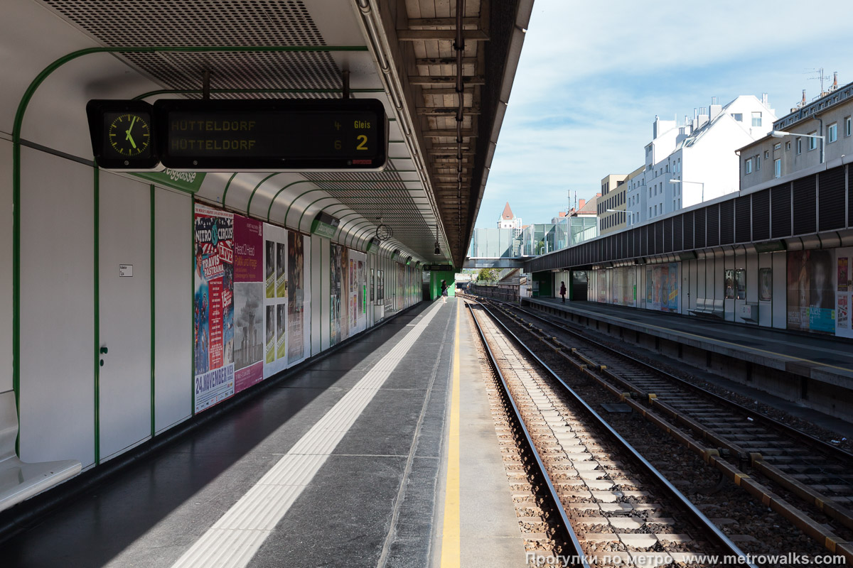 Фотография станции Braunschweiggasse [Брауншвайггассе] (U4, Вена). Продольный вид вдоль края платформы.