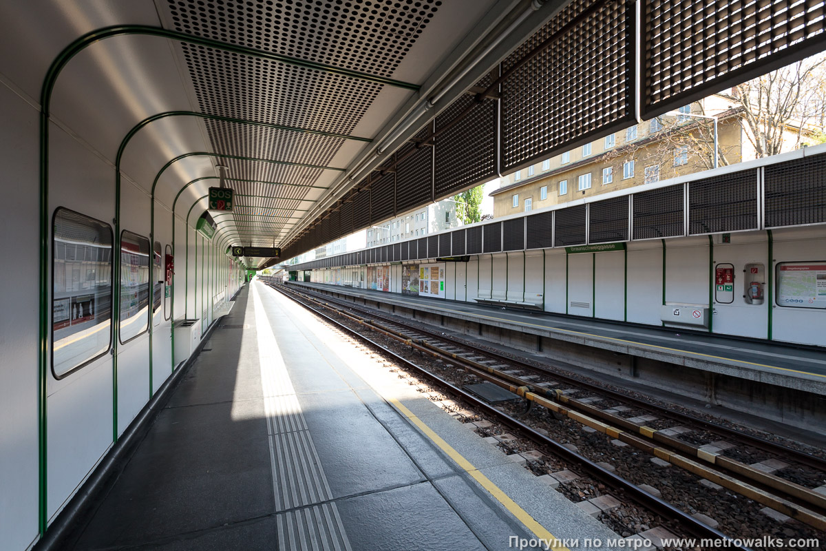 Фотография станции Braunschweiggasse [Брауншвайггассе] (U4, Вена). Вид по диагонали.