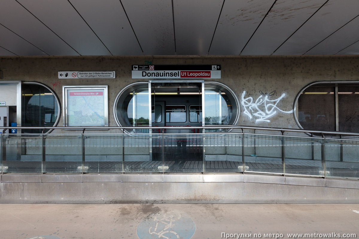 Фотография станции Donauinsel [Донауинзель] (U1, Вена). Вход на станцию осуществляется с улицы прямо на платформу.
