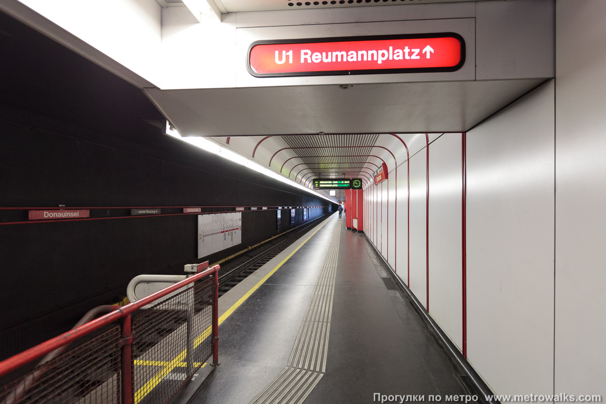 Фотография станции Donauinsel [Донауинзель] (U1, Вена). Продольный вид. Путь в сторону центра.