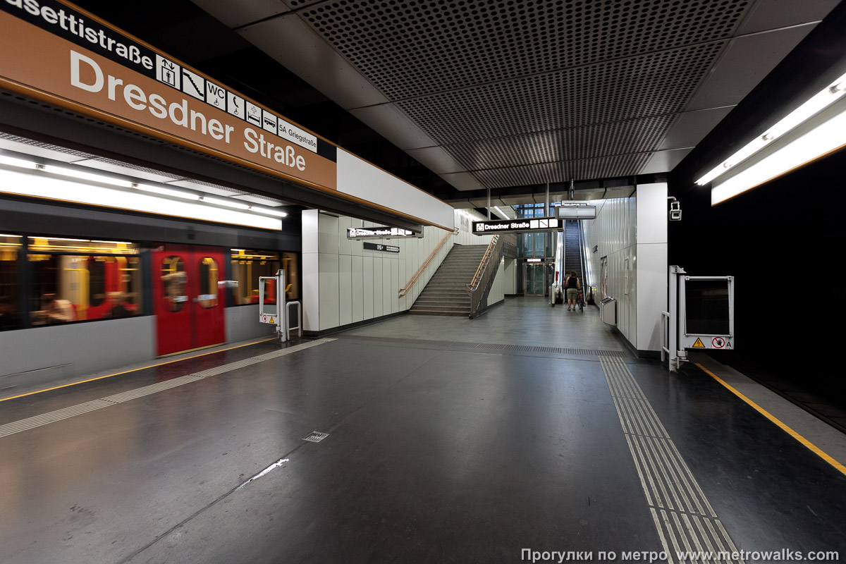 Фотография станции Dresdner Straße [Дрезднер Штрассе] (U6, Вена). Часть станции около выхода в город.