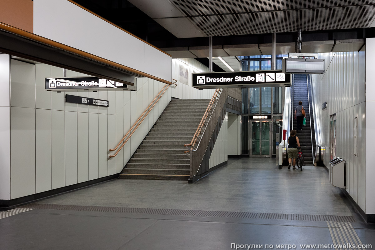 Фотография станции Dresdner Straße [Дрезднер Штрассе] (U6, Вена). Выход в город, эскалаторы начинаются прямо с уровня платформы.