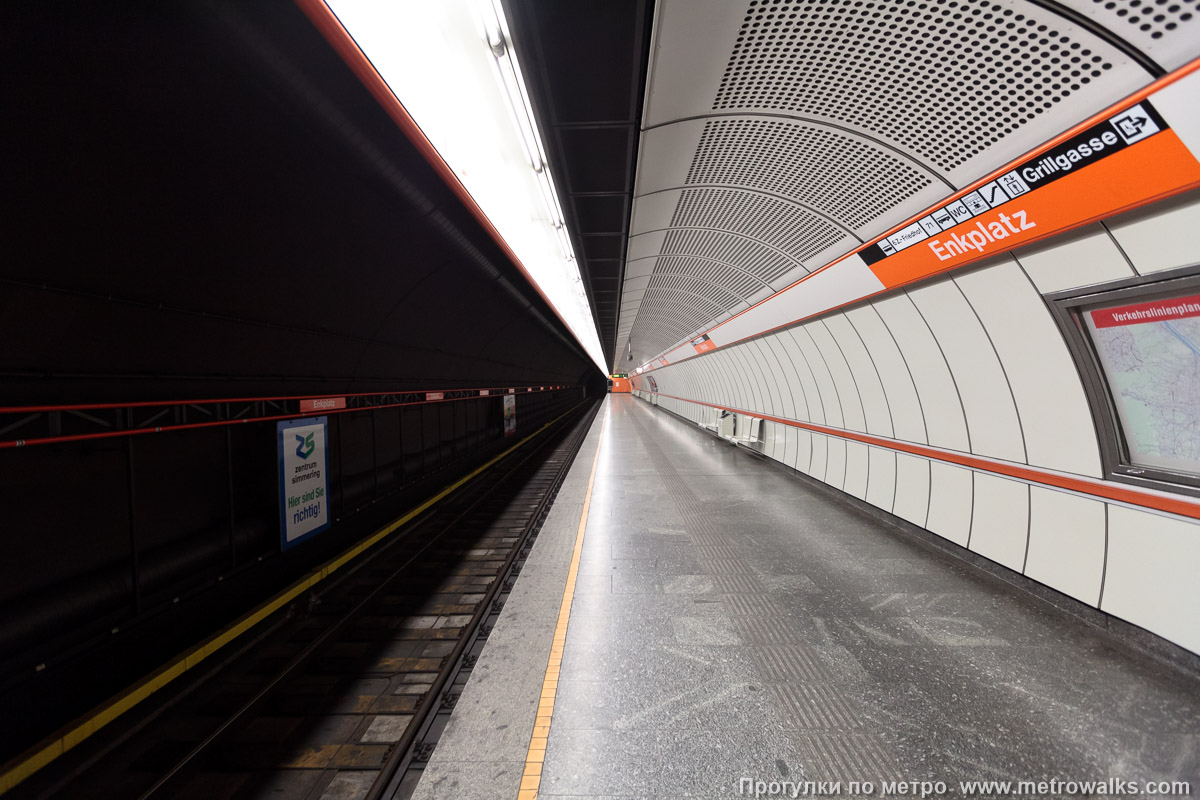 Фотография станции Enkplatz [Энкплац] (U3, Вена). Боковой зал станции и посадочная платформа, общий вид.