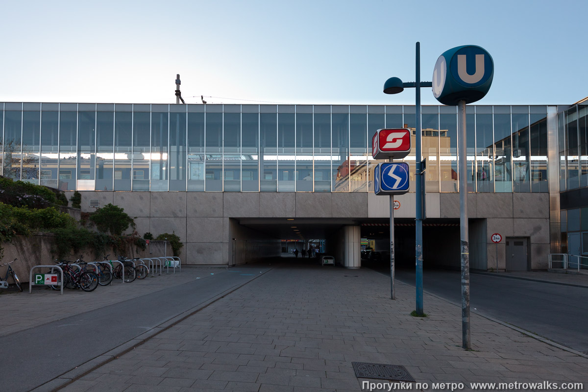 Фотография станции Floridsdorf [Флоридсдорф] (U6, Вена). Вид станции снаружи. Над станцией метро расположена станция S-Bahn.