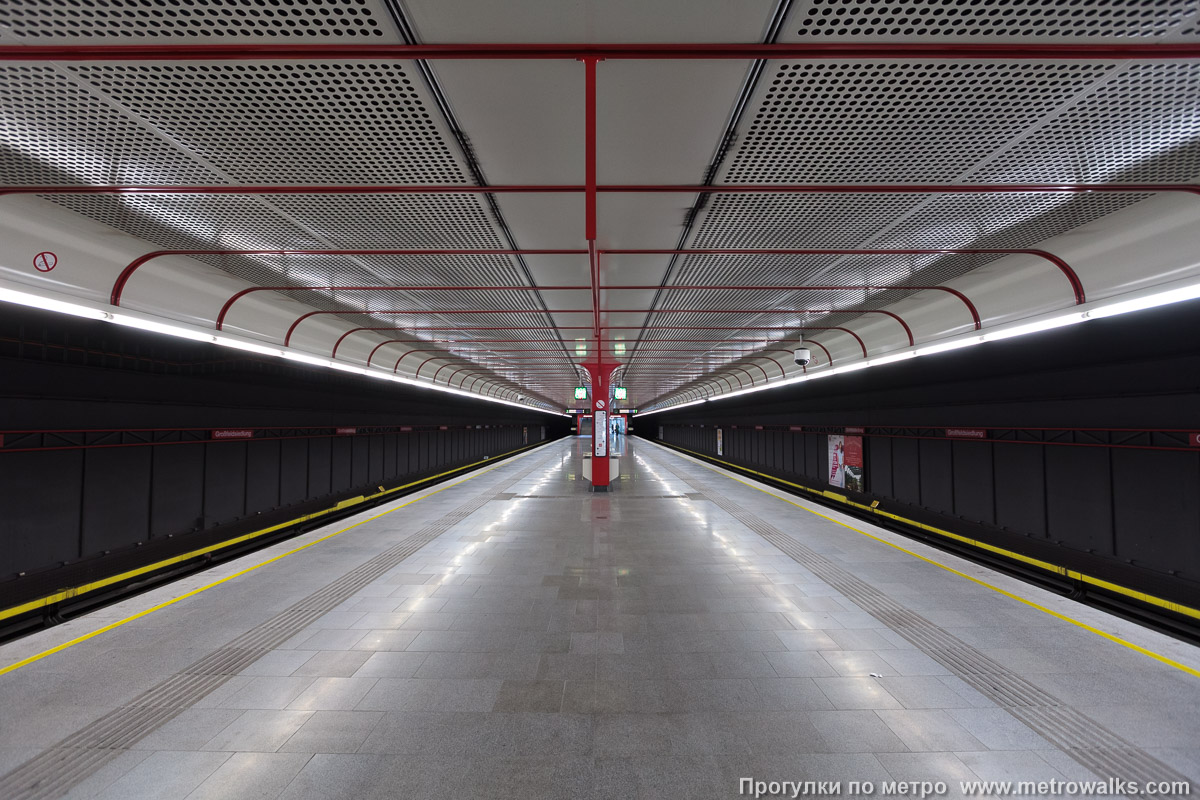 Фотография станции Großfeldsiedlung [Гроссфельдзидлунг] (U1, Вена). Продольный вид по оси станции.