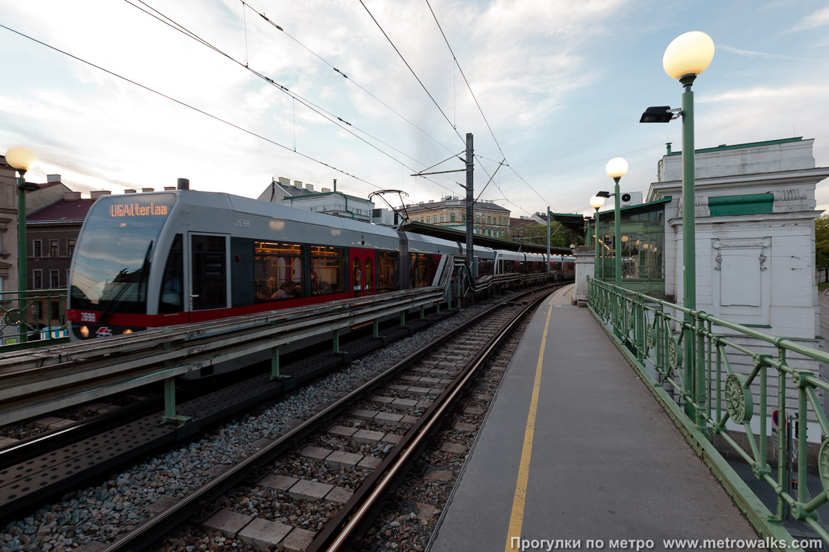 Фотография станции Gumpendorfer Straße [Гумпендорфер Штрассе] (U6, Вена). Продольный вид вдоль края платформы. Для оживления картинки — с поездом.