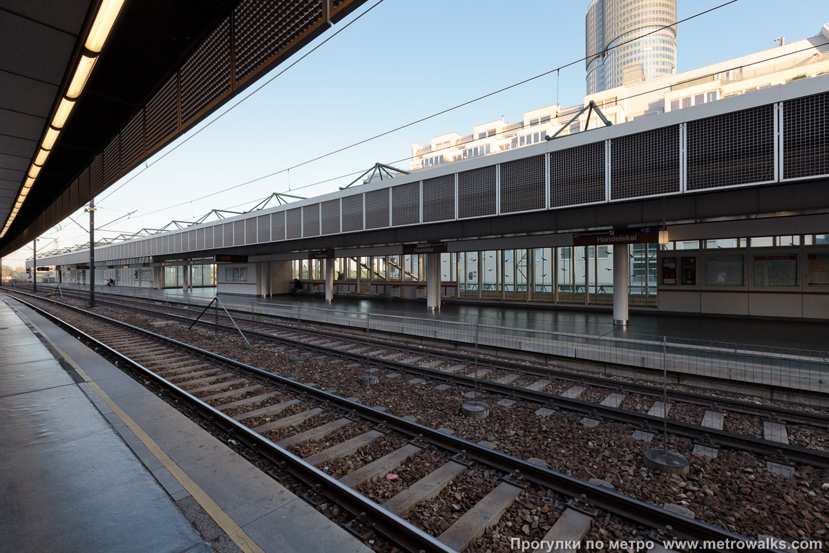 Фотография станции Handelskai [Хандельскай] (U6, Вена). Вид по диагонали.