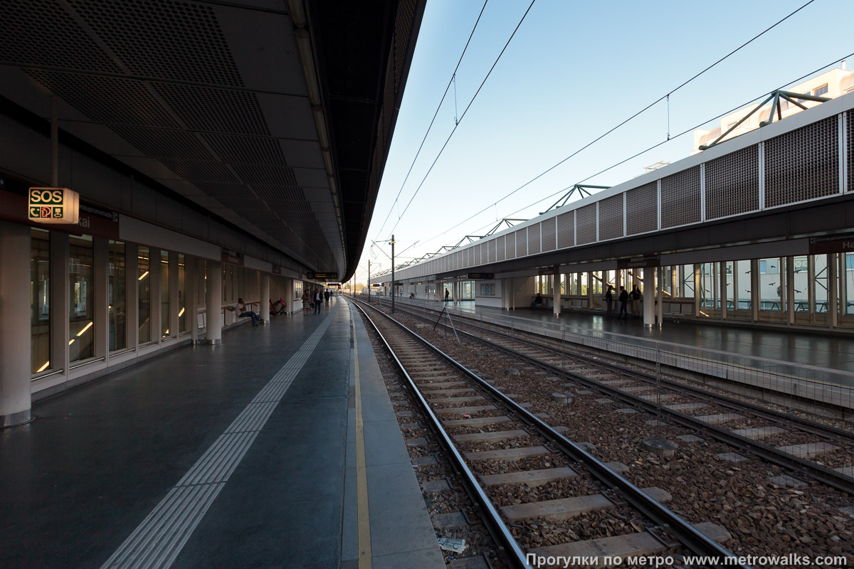 Фотография станции Handelskai [Хандельскай] (U6, Вена). Продольный вид вдоль края платформы.