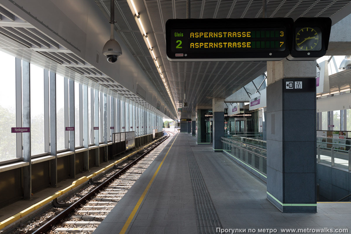 Фотография станции Hardeggasse [Хардеггассе] (U2, Вена). Боковой зал станции и посадочная платформа, общий вид.