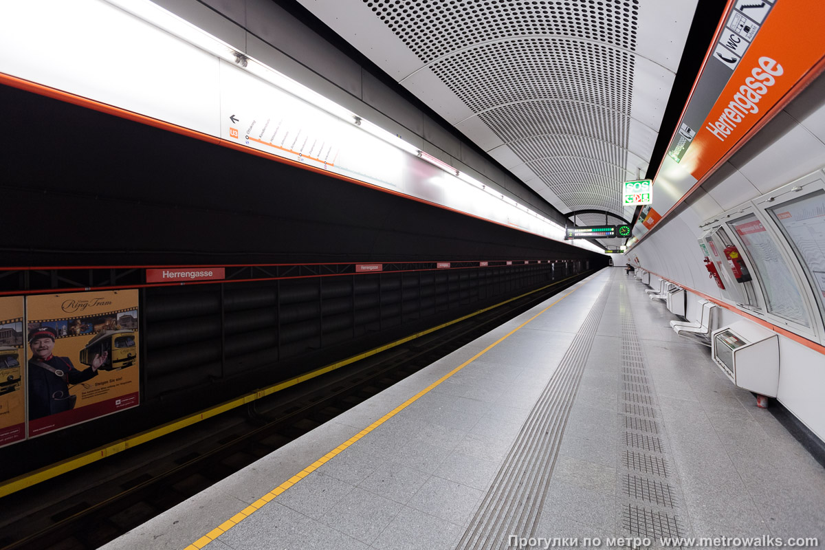 Фотография станции Herrengasse [Херренгассе] (U3, Вена). Боковой зал станции и посадочная платформа, общий вид.
