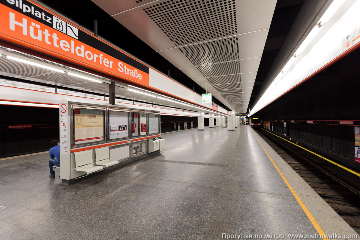 Фотография станции Hütteldorfer Straße [Хюттельдорфер Штрассе] (U3, Вена). Вид по диагонали.